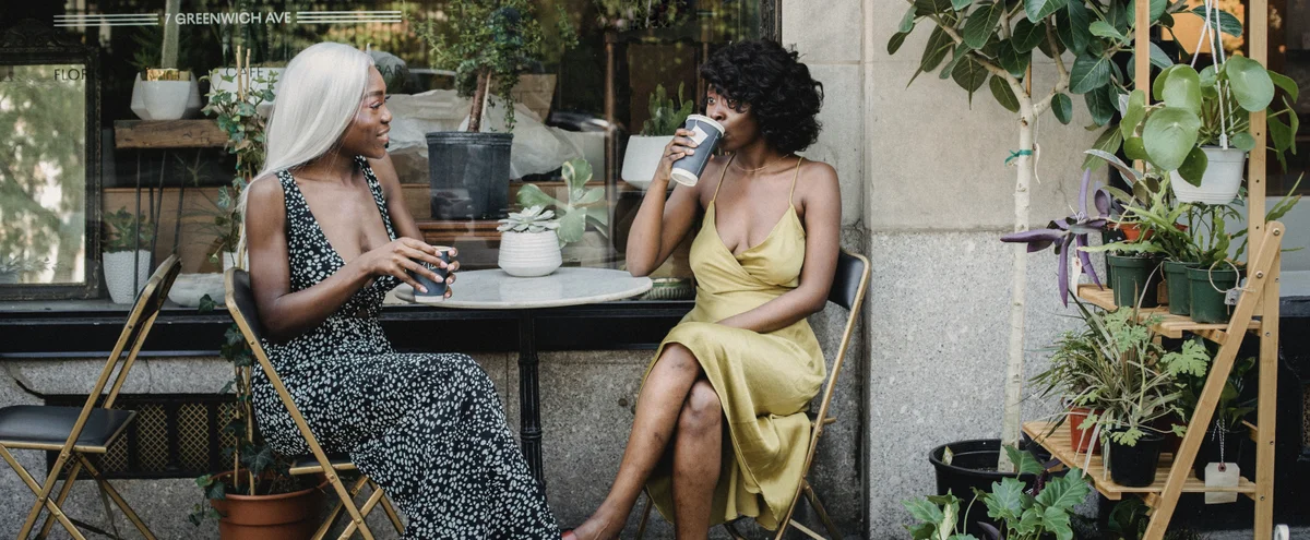 Terras - koffie drinken - zon - vriendinnen - pexels 