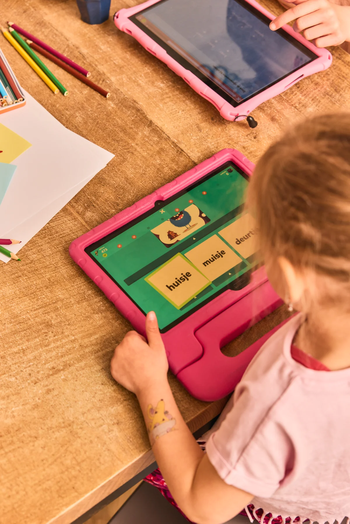 Met schoolvakken bezig in de vakantie? Klinkt saai, is het niet: ‘Mijn kinderen zijn er dol op’