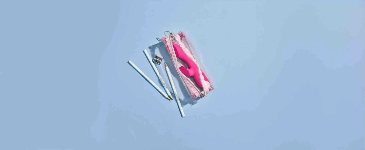 07-2024-Still-letstalkaboutsex-etui-dildo-seks-liefde-sex-header-Tom ten Seldam.png