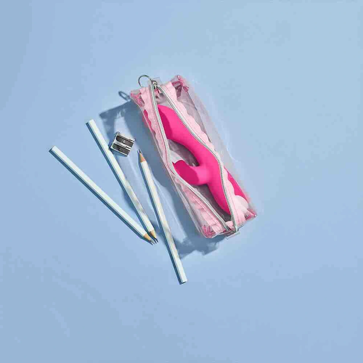 07-2024-Still-letstalkaboutsex-etui-dildo-seks-liefde-sex-header-Tom ten Seldam.png