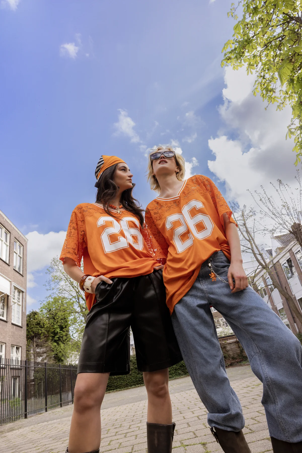 Altijd oranje: zo style je met één shirt, vier winnende looks 
