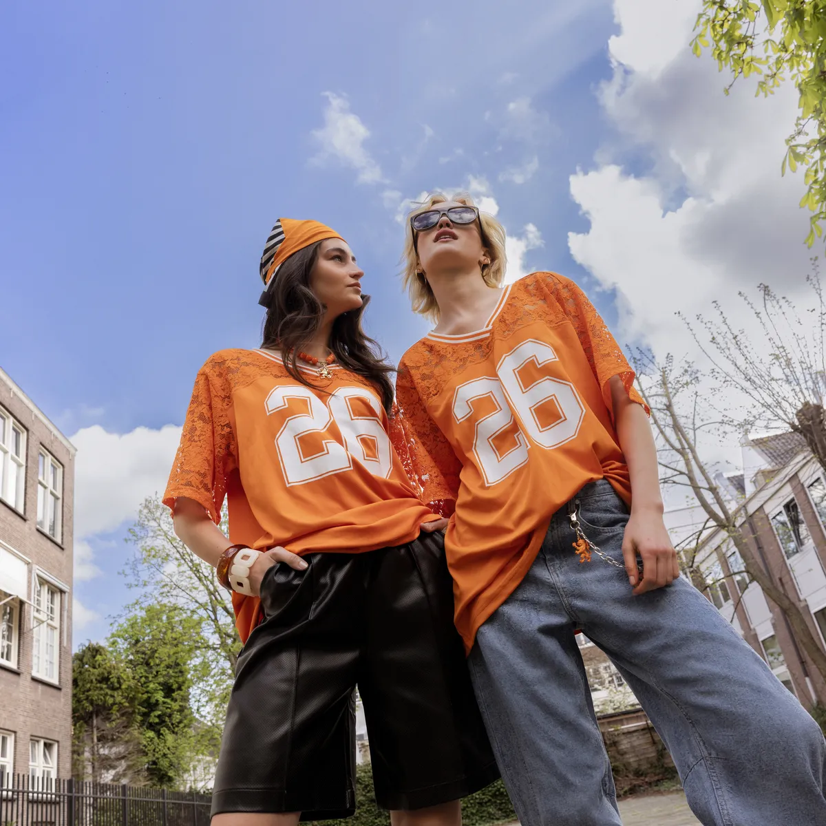 Altijd oranje: zo style je met één shirt, vier winnende looks 