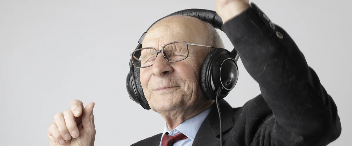 Header - Pexels - oude man - oud - bejaard - senior - muziek - koptelefoon - luisteren