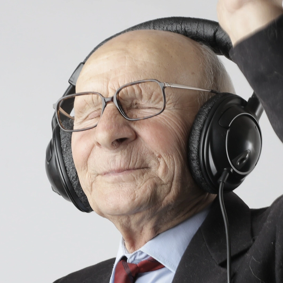 Header - Pexels - oude man - oud - bejaard - senior - muziek - koptelefoon - luisteren