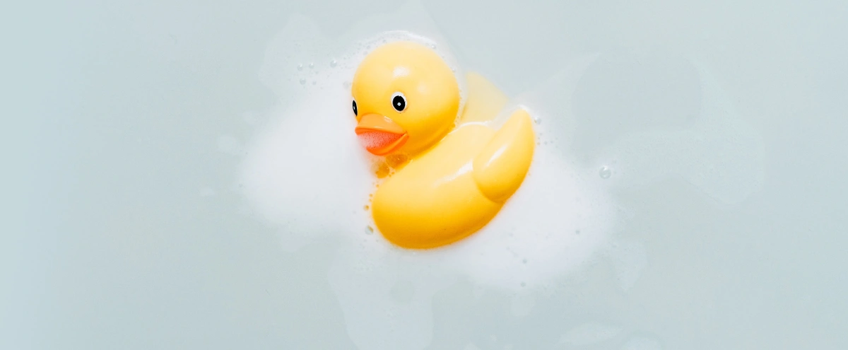 header - bad - baby - speelgoed - wassen - unsplash