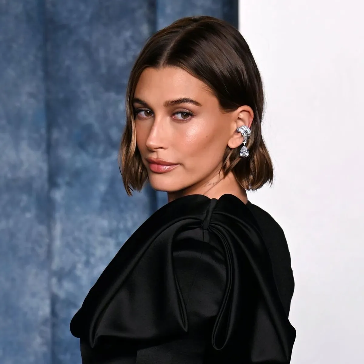 Vliegt de winkels uit: wij voorspellen lege Mango schappen, vanwege deze samenwerking met Hailey Bieber