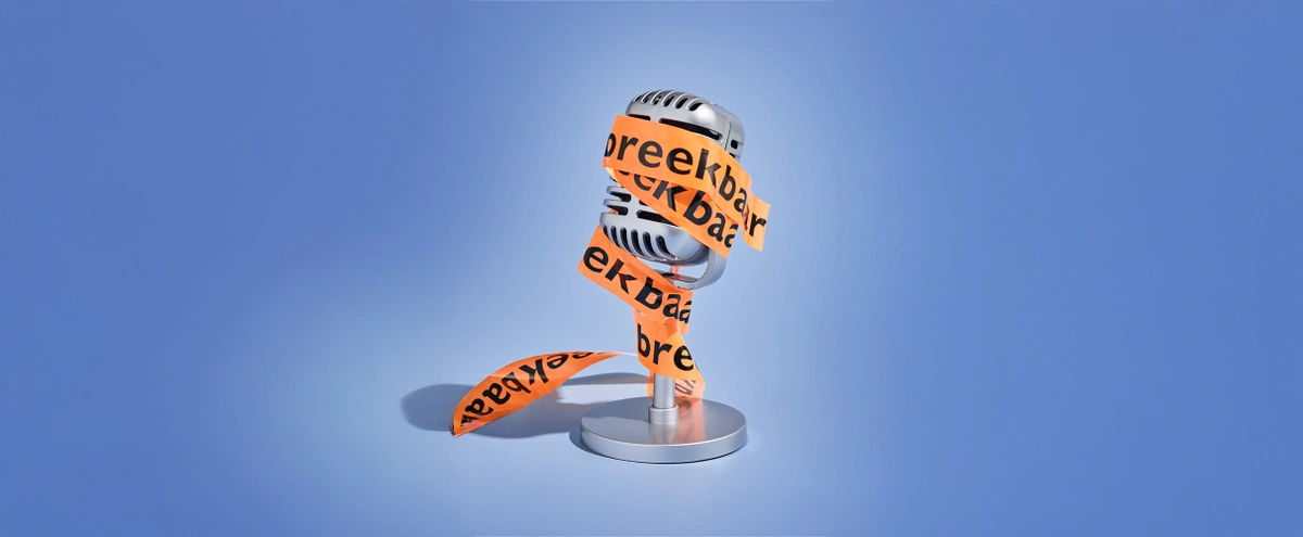 2026 - 1 - Still - microfoon - spreken - presenteren - breekbaar - B&M verhaal 1 Psyche - Fotografie Tom ten Seldam - Styling Chèri van Rijn - Header