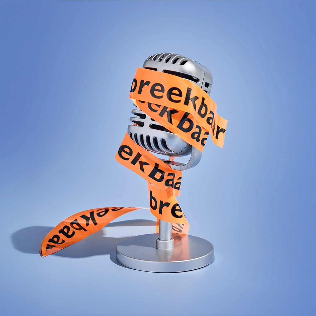 2026 - 1 - Still - microfoon - spreken - presenteren - breekbaar - B&M verhaal 1 Psyche - Fotografie Tom ten Seldam - Styling Chèri van Rijn - Header