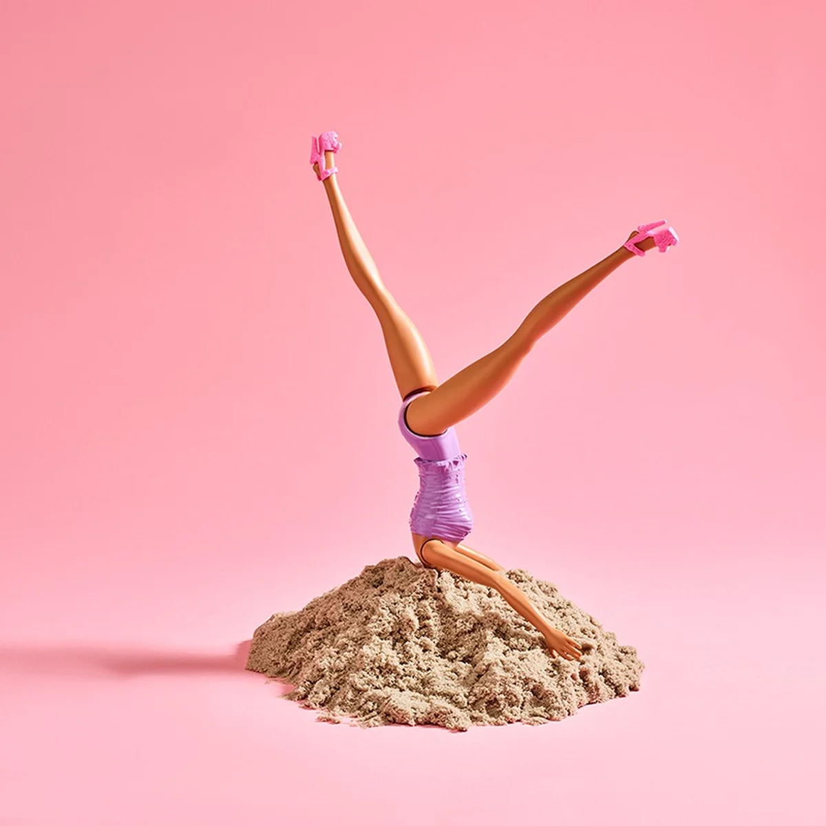 ANDC ED2 KOP-IN-HET-ZAND barbie-handstand-01-fotografie-Tom ten Seldam header
