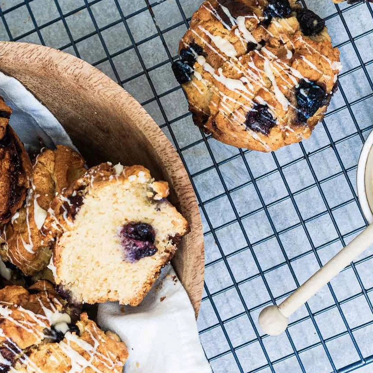 Header - recept - witte chocolademuffins met blauwe bessen - chickslovefood