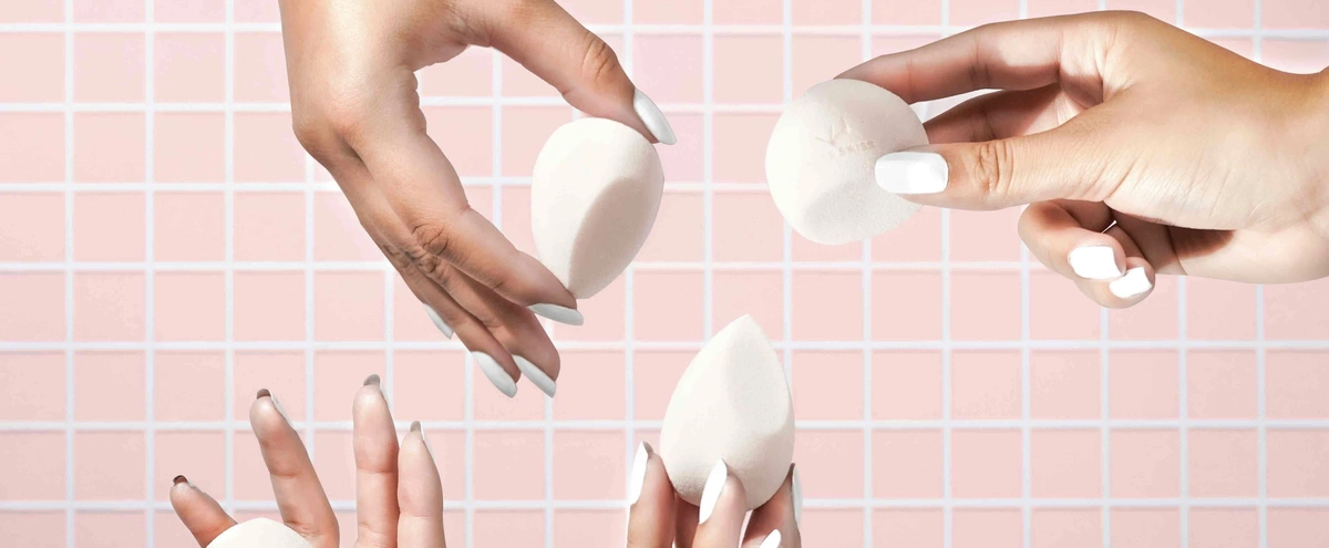 Header/hero - beauty blender - make up - spons - hand - roze - Unsplash
