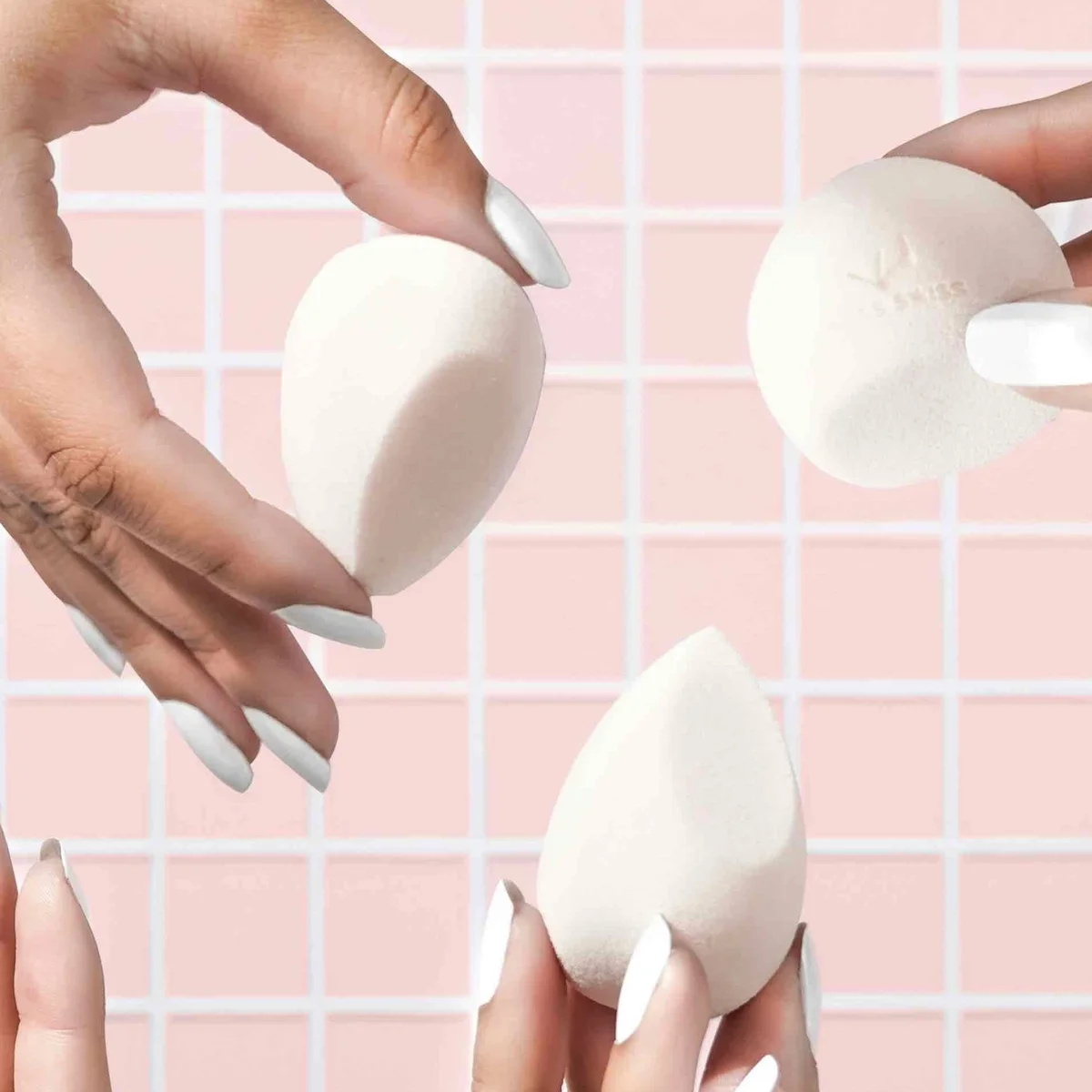 Header/hero - beauty blender - make up - spons - hand - roze - Unsplash