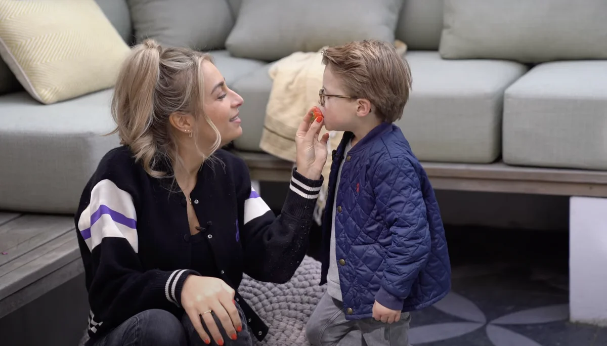 Shelly en zoontje Jake kweken aardbeien: ‘Doet mama dit handig, denk je?’
