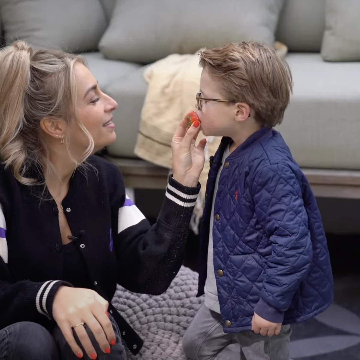 Shelly en zoontje Jake kweken aardbeien: ‘Doet mama dit handig, denk je?’