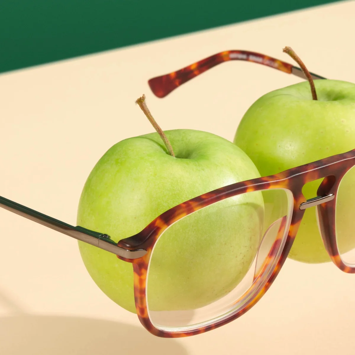 header - Pearle - appel - bril - leesbril - Shutterstock