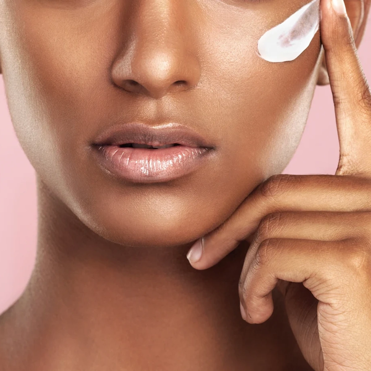 Header - zonnebrand - creme - verzorging - skincare - shutterstock