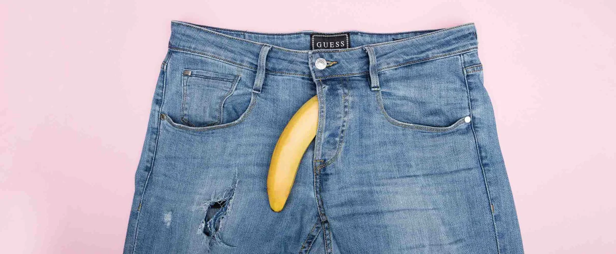 blauwe broek op een roze achtergrond met een banaan uit de gulp