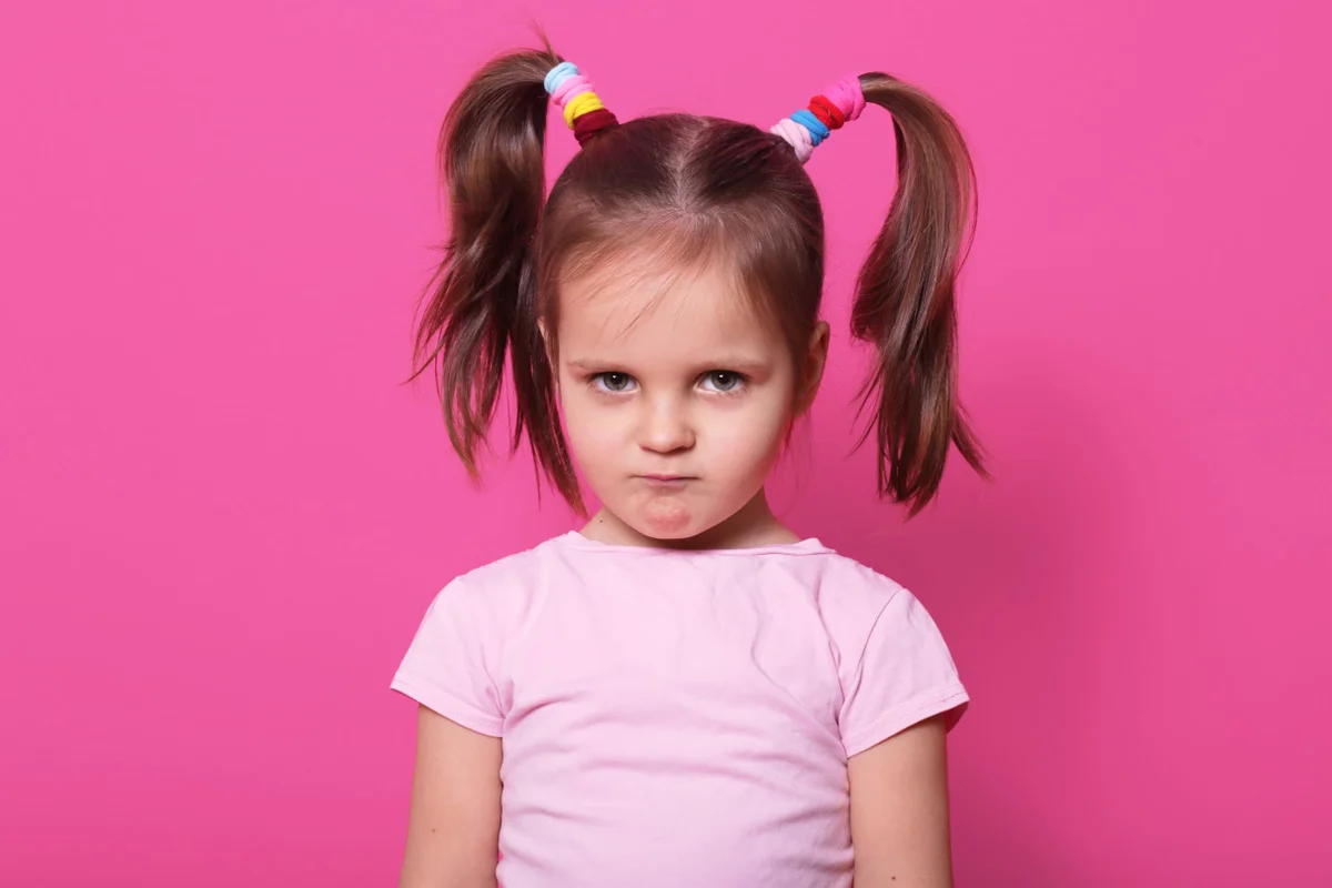 kind - boos - roze - eigenwijs - staartjes - Freepik