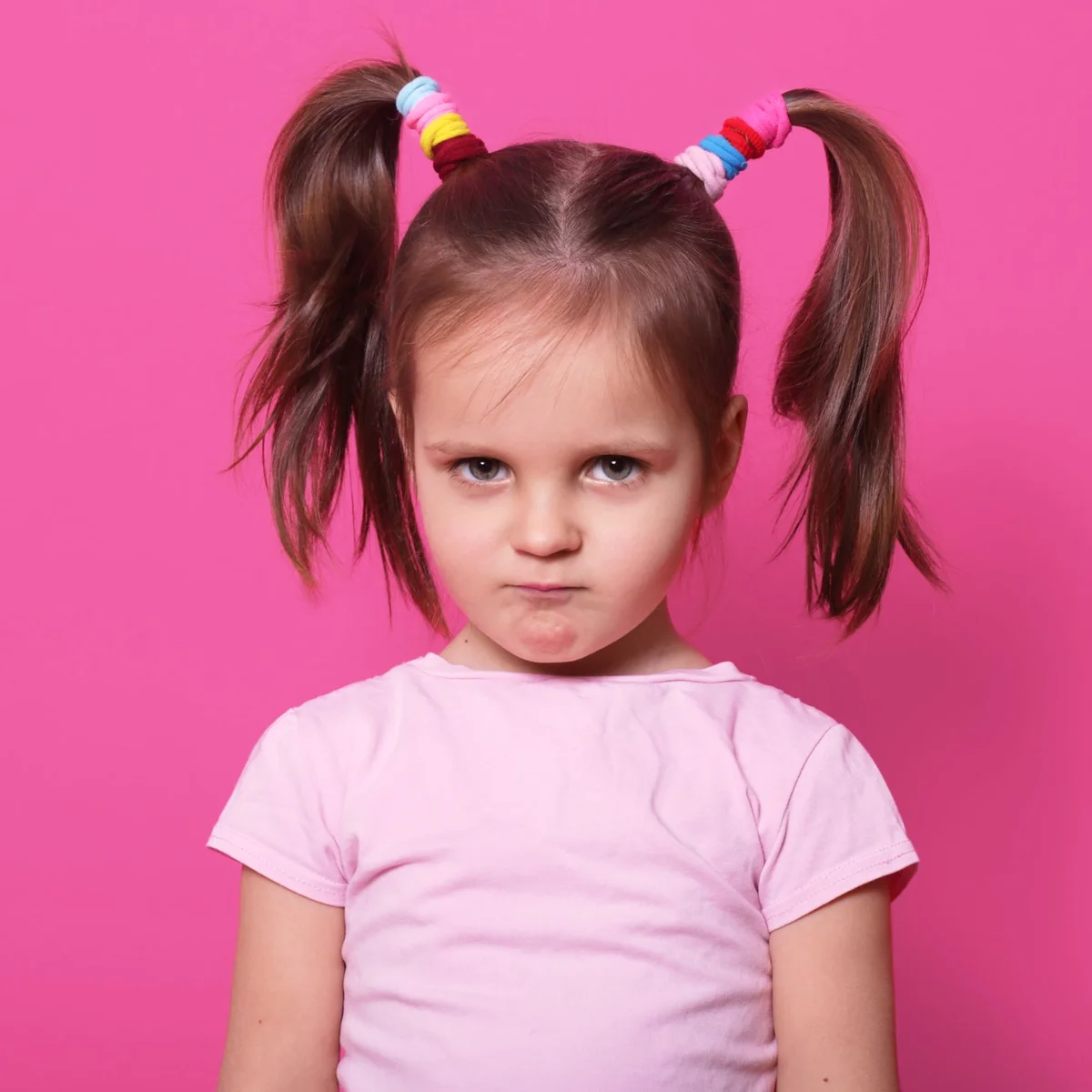 kind - boos - roze - eigenwijs - staartjes - Freepik