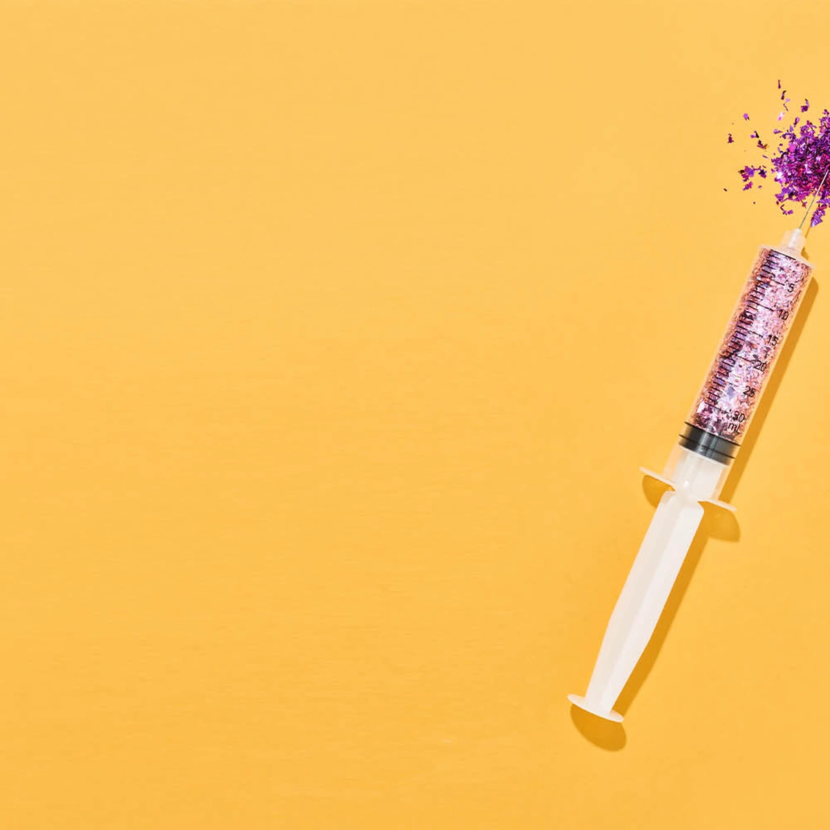 08 2024 - Confetti - glitter - prik - naald - botox - fillers -injectie - B&M verhaal 1 Psyche - Fotograaf Tom ten Seldam - hero