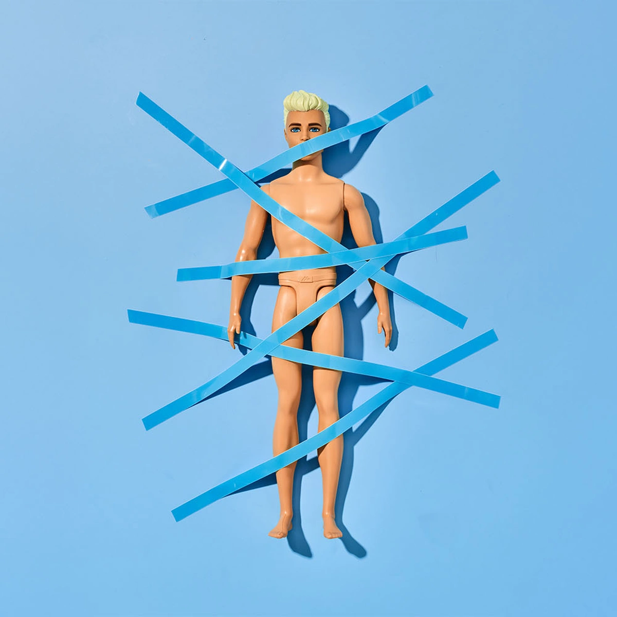 2025-01-B&M Liefde en seks- fotografie Tom ten Seldam - Styling Cheri van Rijn - ken- Tape- blauw - Barbie - Header