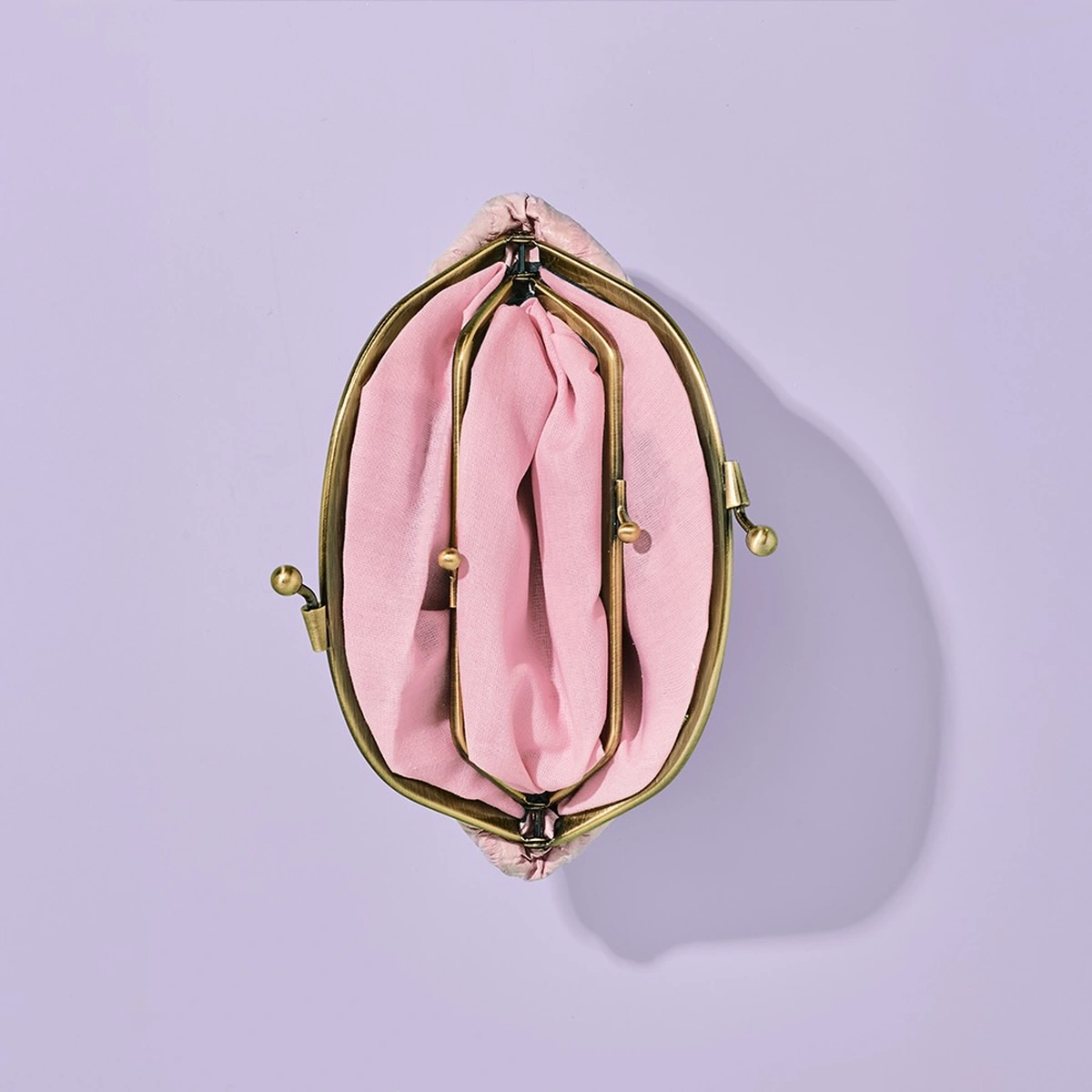 2025-01-B&M Mama- fotografie Tom ten Seldam - Styling Cheri van Rijn - portemonnee - seks- vagina - roze - Hero