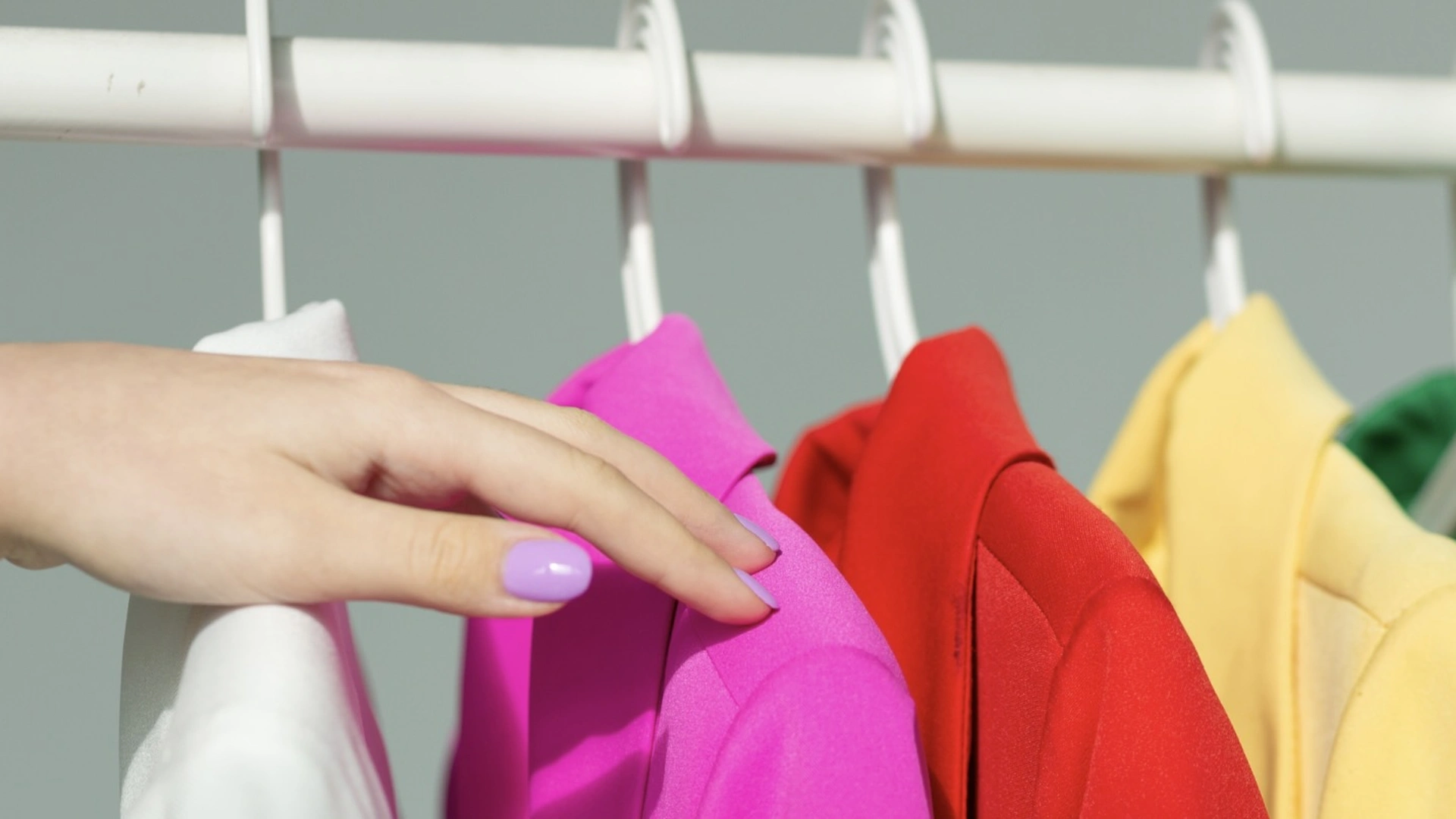Header - kleding - rek - blouse - hand - kleren - shoppen - winkelen - shutterstock