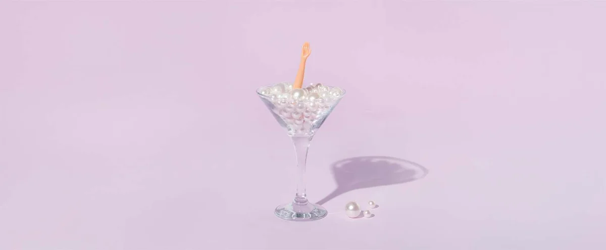 ED11-Winterboek-Stills-Fotografie Tom ten Seldam - Parels-glas- barbie hand - cocktail glas- styling cheri van rijn -header.jpg