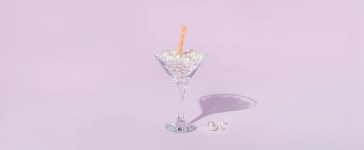 ED11-Winterboek-Stills-Fotografie Tom ten Seldam - Parels-glas- barbie hand - cocktail glas- styling cheri van rijn -header.jpg