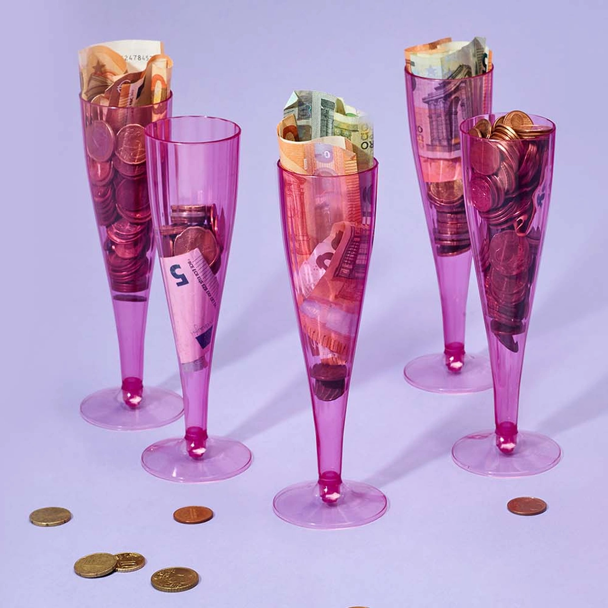 Poenpraat - geld - glazen - paars - roze - munten - briefgeld