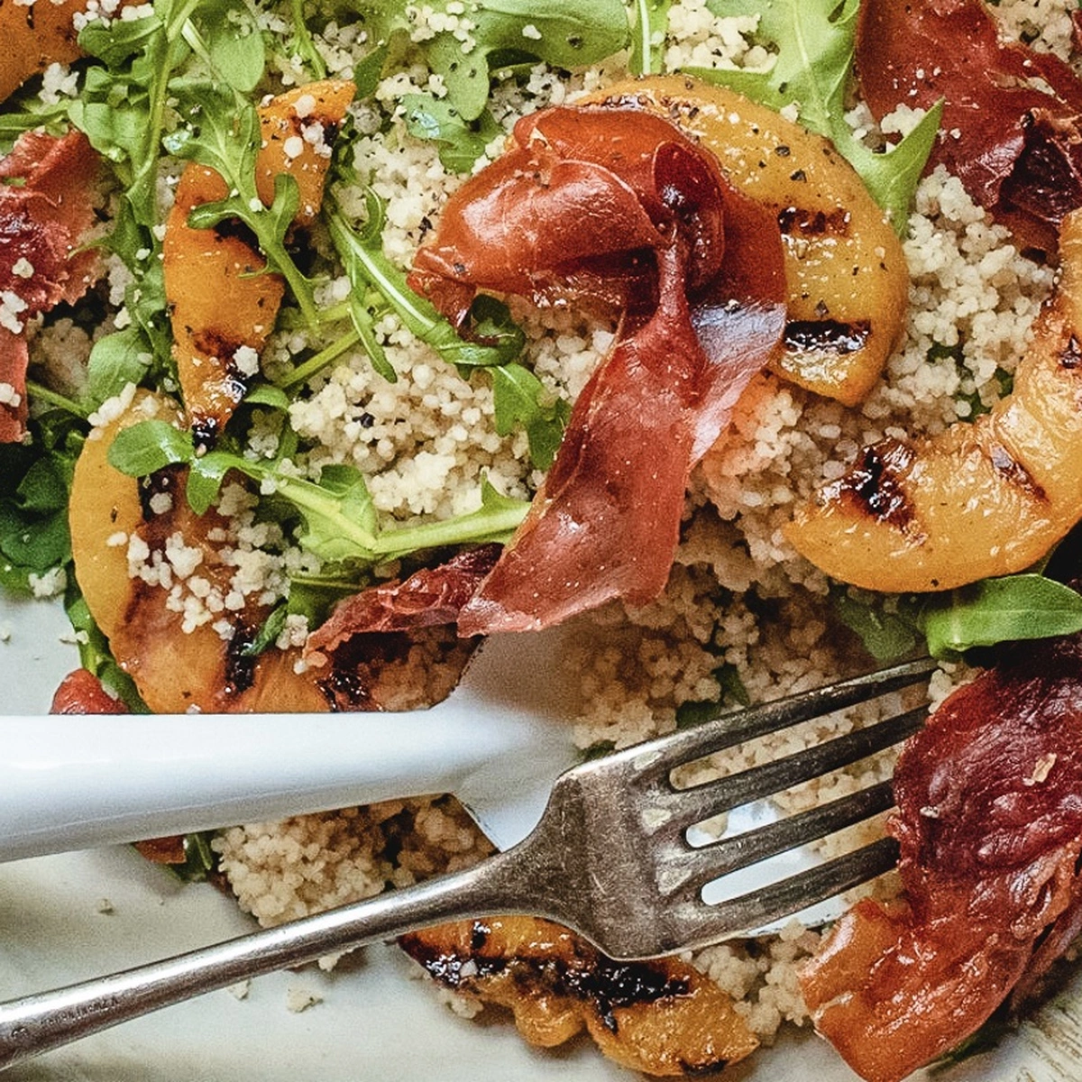 Header/hero - fmr - couscous met gegrilde perzik en serranoham met 6 ingrediënten