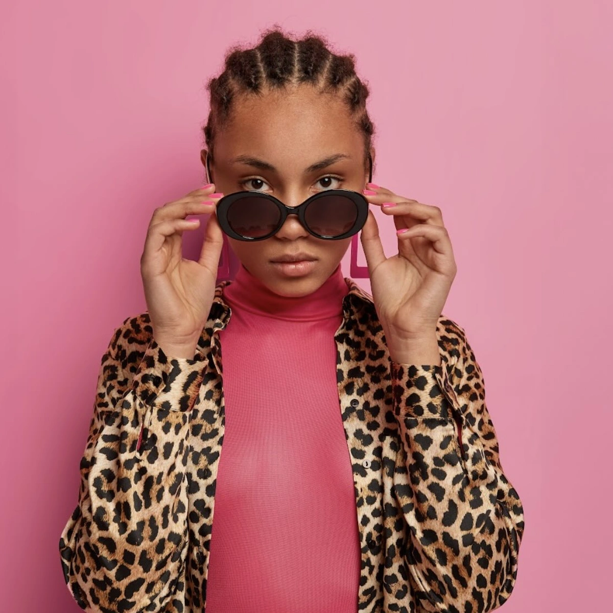 Header - panterprint - zonnebril - mode - roze - Freepik