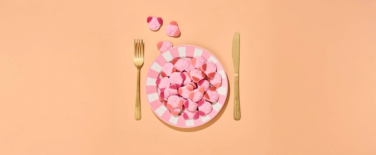 Editie 10 - Stills - B&M verhaal 1 Psyche - Oranje - Bord - Bestek - Snoepjes - Fotografie Tom ten Seldam - Styling Cheri van Rijn - Header