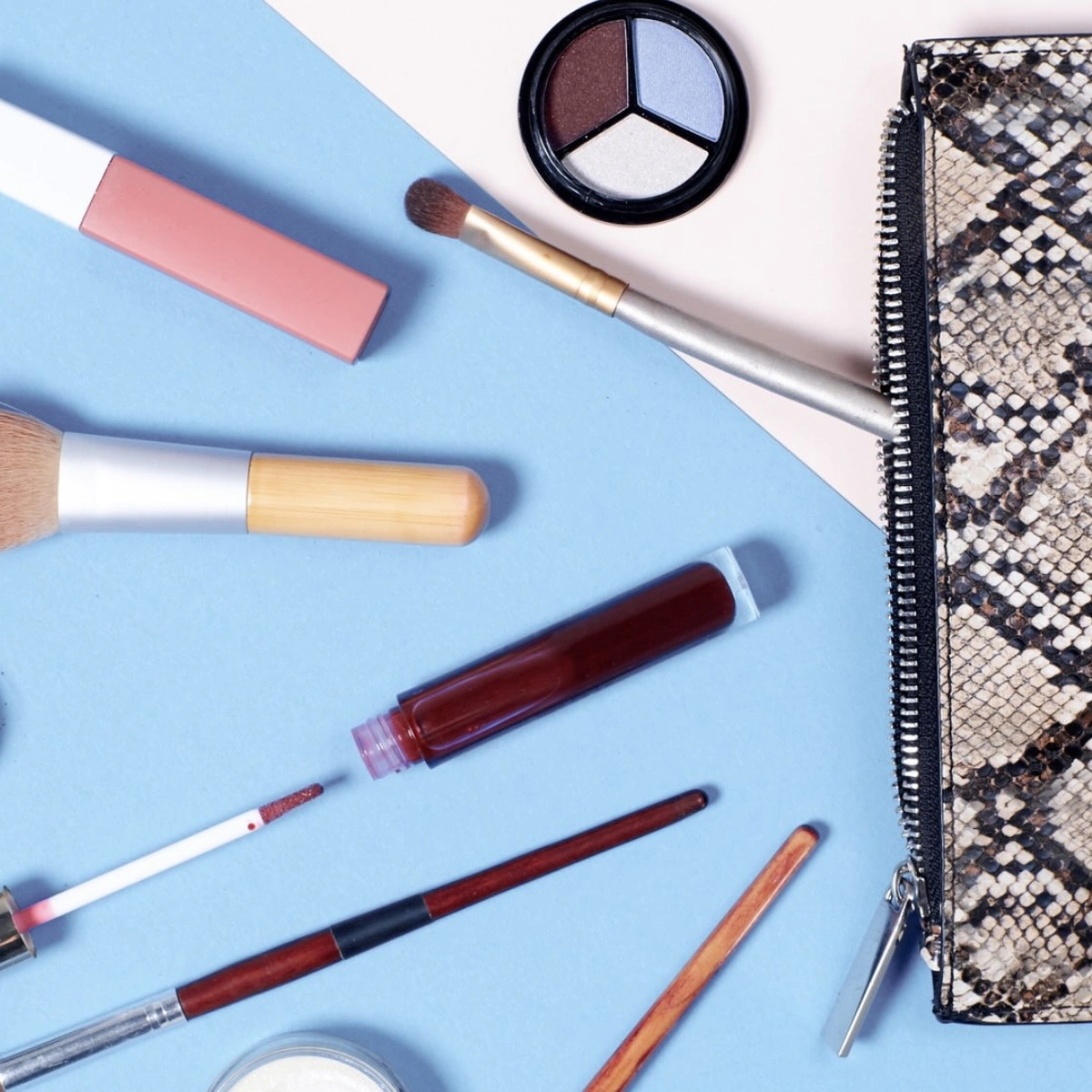 Header/hero - beauty case - toilettas - beauty - make-up - producten - lippenstift - kwasten - Pexels