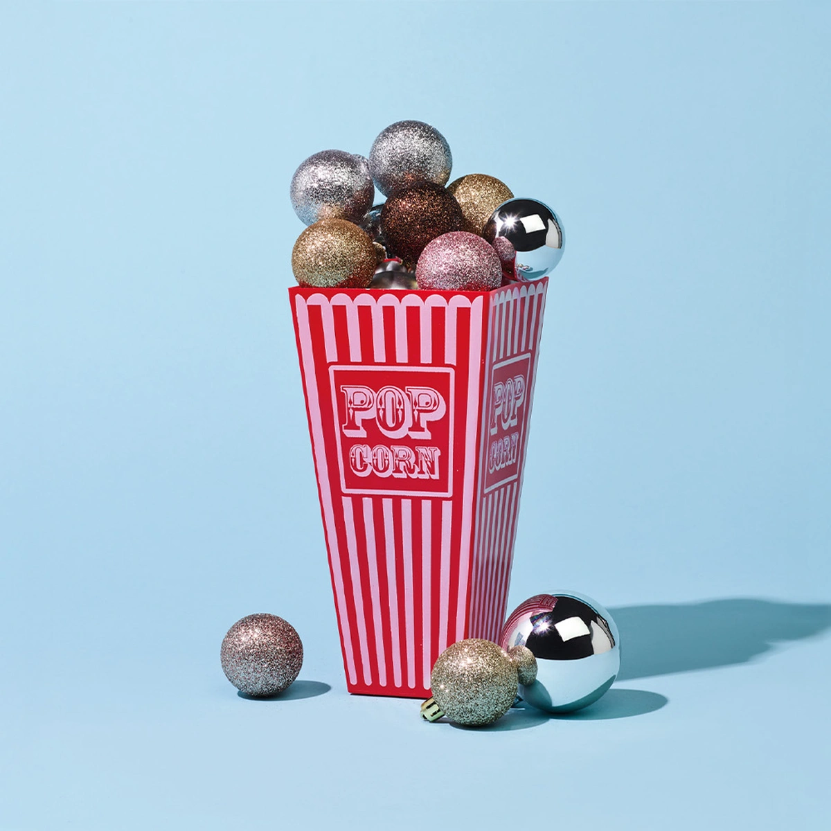 WB10-Stills-Entertainment tips-kerstballen–popcorn-glitter-Tom ten Seldam 