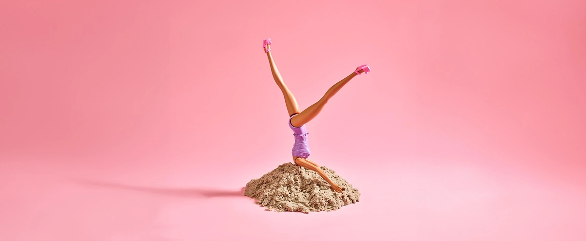 ANDC ED2 KOP-IN-HET-ZAND barbie-handstand-01-fotografie-Tom ten Seldam header