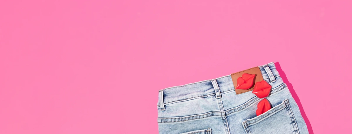 2023 - 04 BS - Header - Oh baby - Stills - Jeans kusjes - Shutterstock