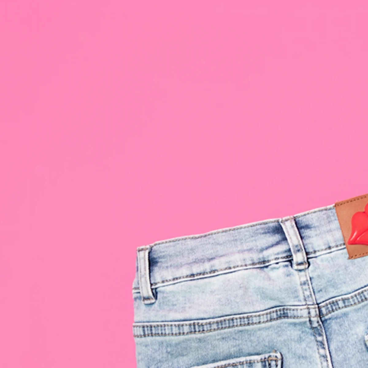 2023 - 04 BS - Header - Oh baby - Stills - Jeans kusjes - Shutterstock