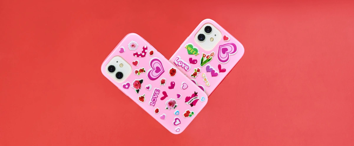 2023 - 04 - Header - Stills - Telefoon met sticker hartjes- Tom ten Seldam