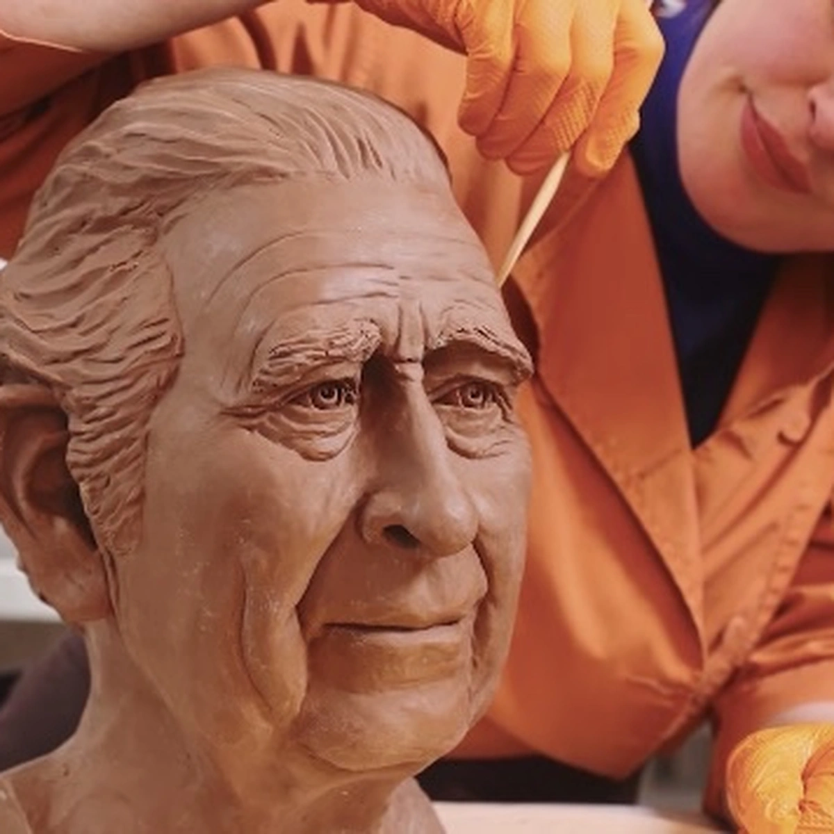 Header/hero - koning Charles - chocolade - Celebrations - YouTube