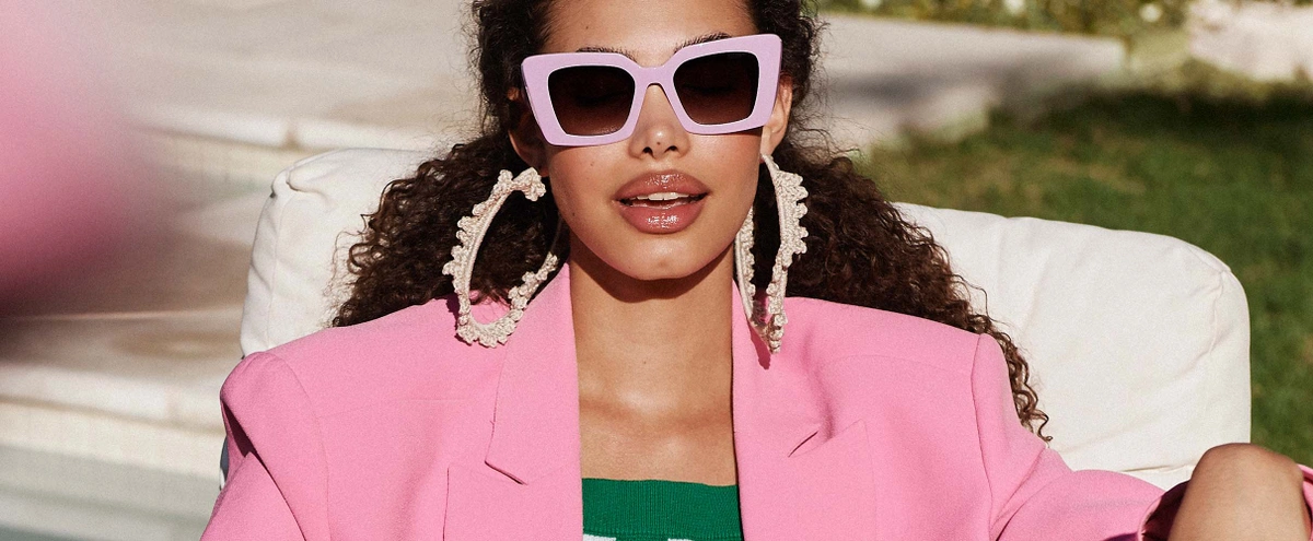 header - bruine - lippen - zonnebril - roze - colbert - oorbellen - kee & kee