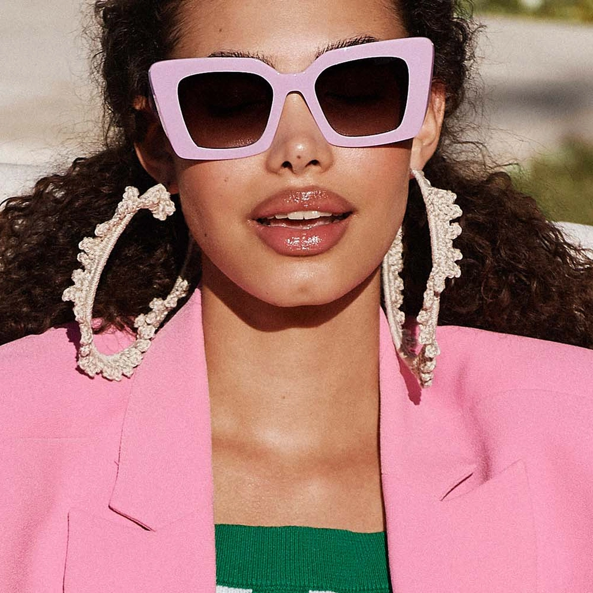 header - bruine - lippen - zonnebril - roze - colbert - oorbellen - kee & kee