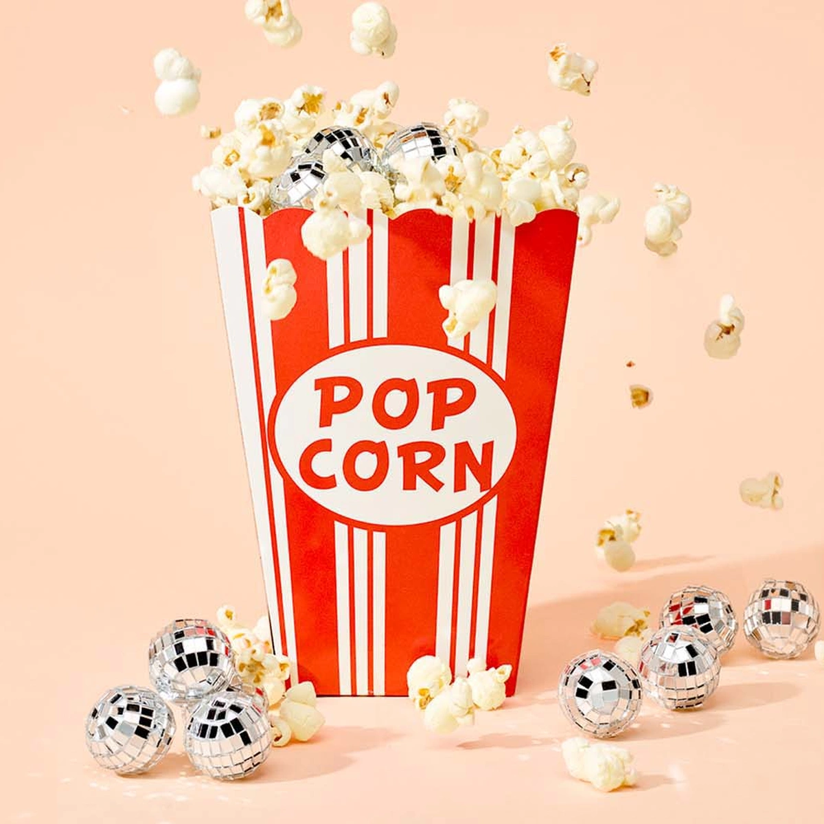 popcorn met discoballen in  een retro bopcorn bak de popcorn komt er half uit