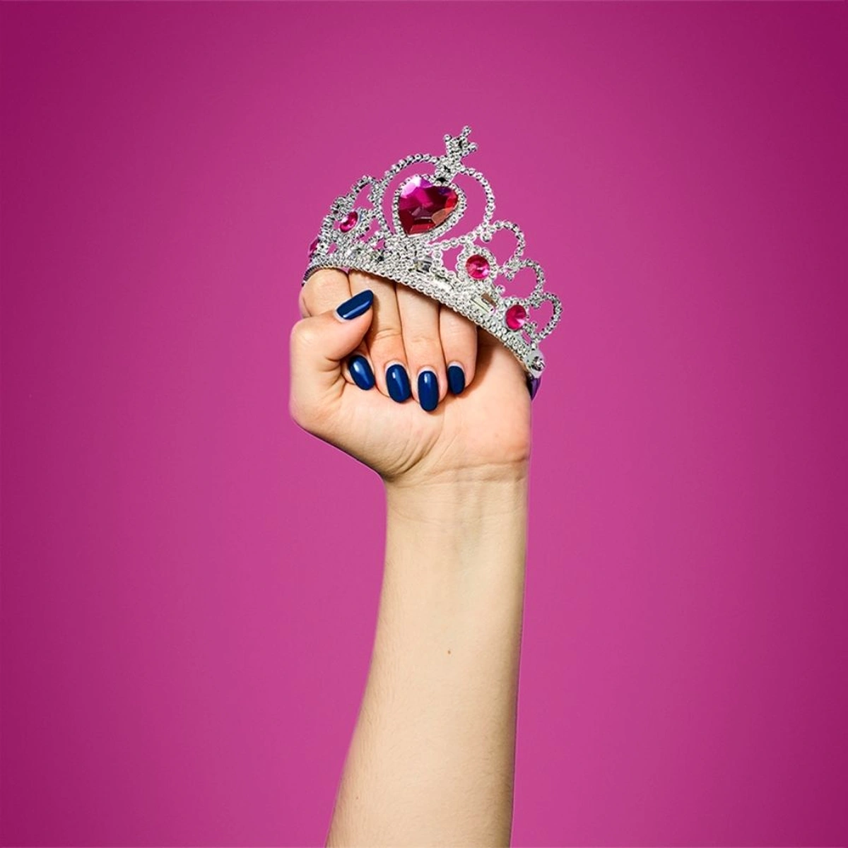 2023 - 08 - Header - Stills - Hand met kroon - feminisme - feminist - Coverstory - Fotografie Tom ten Seldam - Styling Lieke Ouwinga