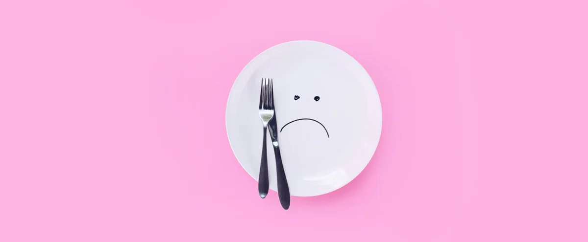 header - FOOD CABINET - bord - roze - ruzie - bestek - unsplash