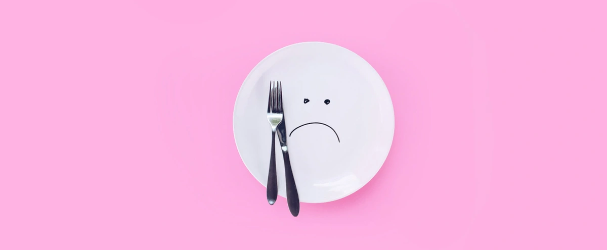 header - FOOD CABINET - bord - roze - ruzie - bestek - unsplash