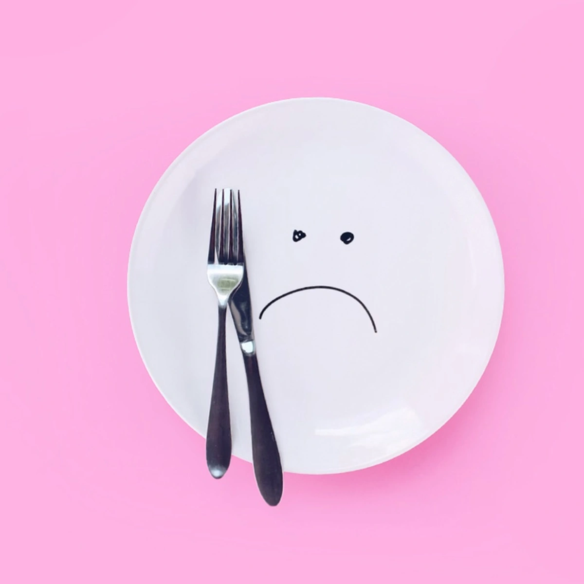 header - FOOD CABINET - bord - roze - ruzie - bestek - unsplash