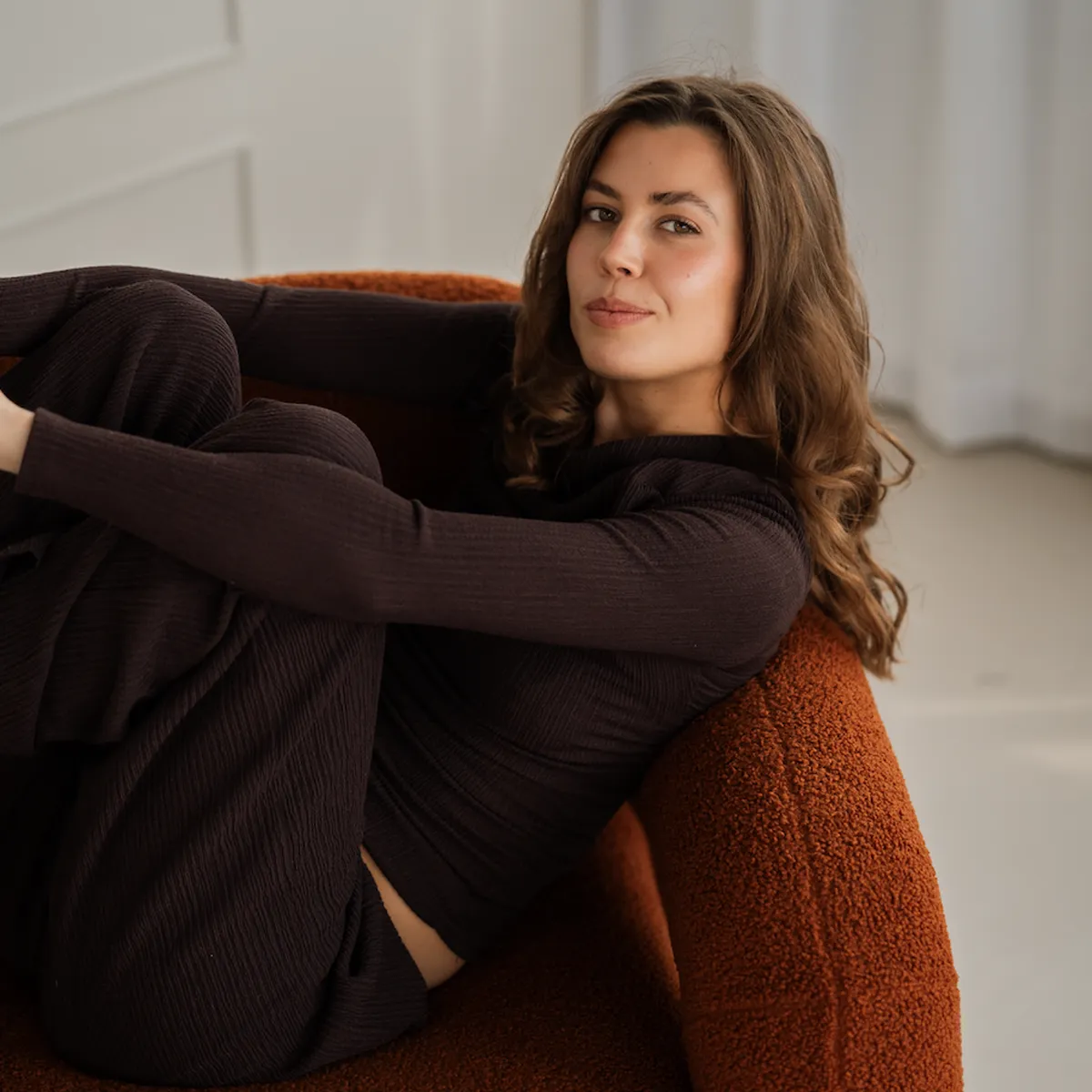 Julia Koopman op bank