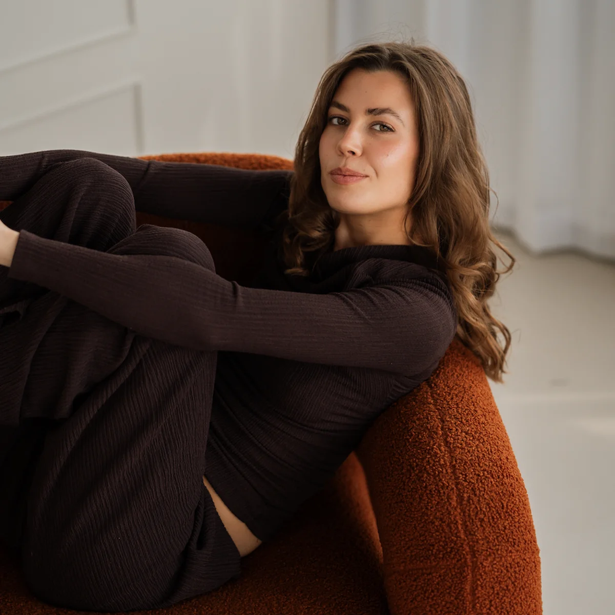Julia Koopman op bank