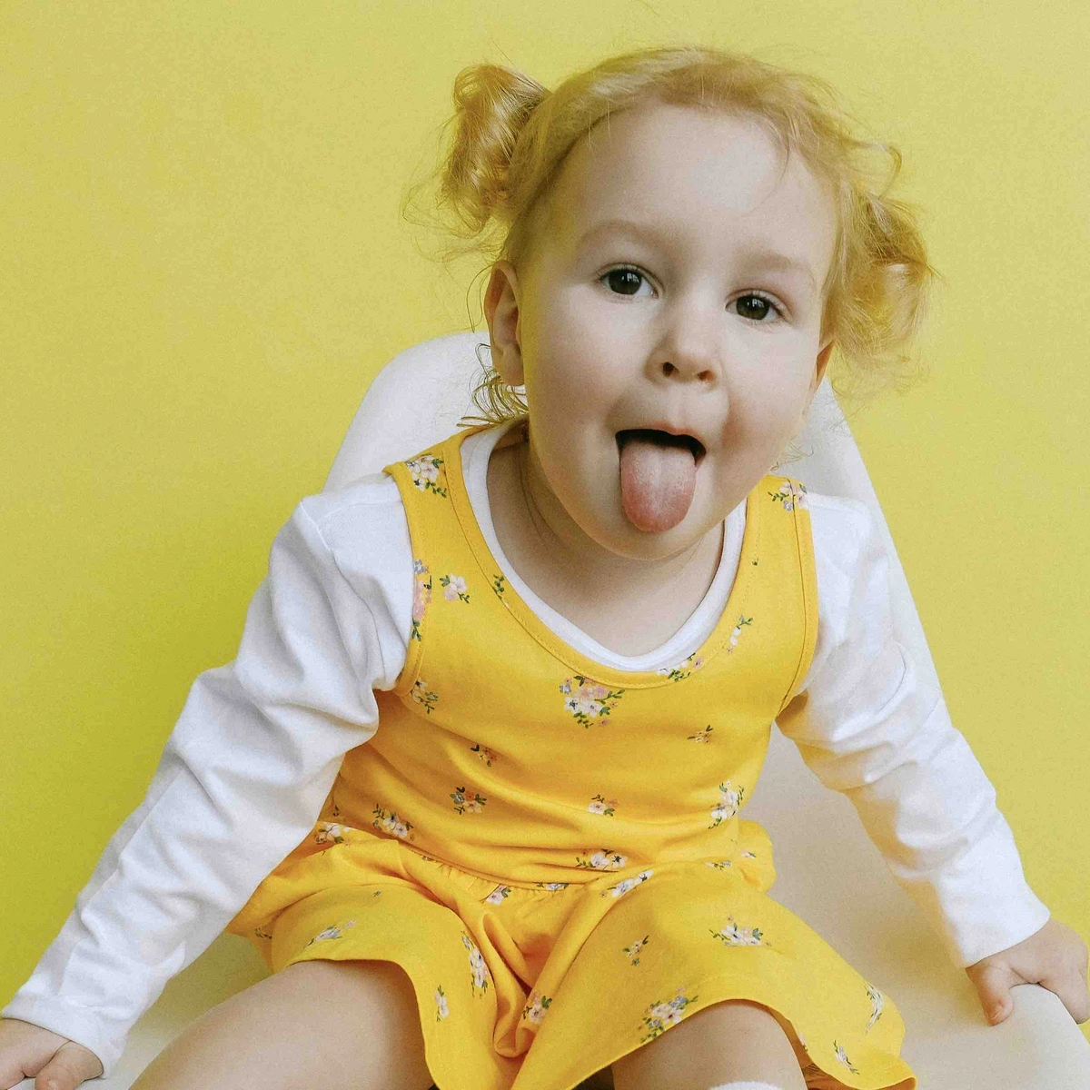 Meisje - jurkje - tong - geel - pexels